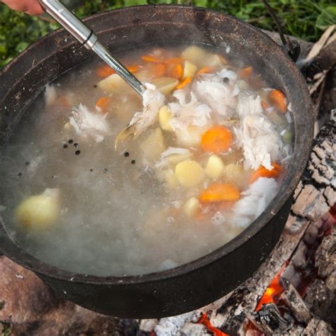 Настоящая уха с водкой и поленом: рецепт для дома и на костре
