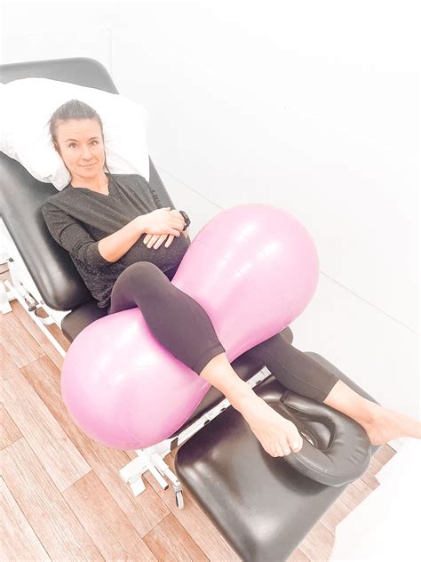 GIVE BIRTH WITH BALLS - Peanut balls for labour and birth — Resolution ...