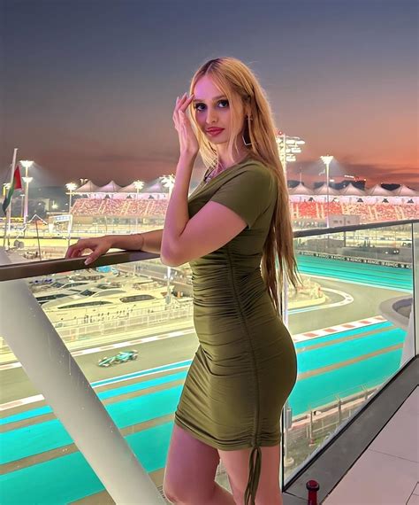 Thick Lana setting the tracks on fire 🔥 : r/LanaRose2