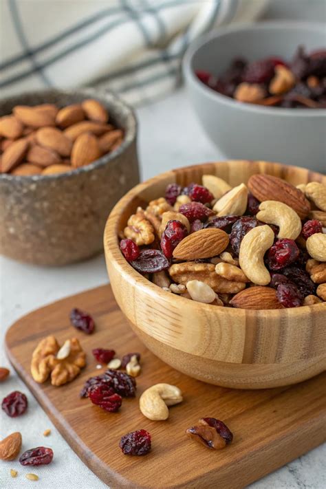 Homemade Trail Mix with Nuts and Dried Cranberries: Easy Recipe for a ...