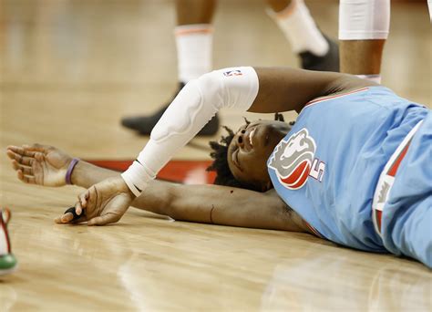 De’Aaron Fox leaves game against Houston with head injury