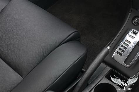Искусственная кожа на клеевой основе в отделке салона авто.