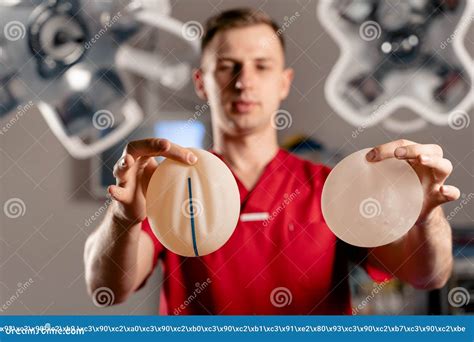Le Chirurgien Montre Différents Types D'implants En Silicone. Chirurgie D'augmentation Mammaire ...
