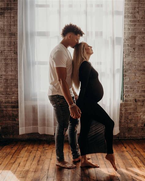 Patrick Mahomes and wife Brittany share stunning pregnancy photoshoot ...