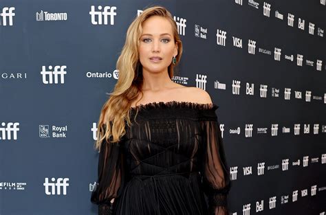 “She needs to cover up”: Jennifer Lawrence Walked Around Completely ...