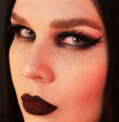 Easy Vampire Makeup Ideas for Halloween - The Mood Guide