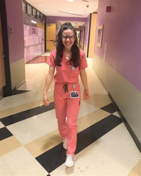 Cute photo ideas for nurse in scrubs, stethoscope, wear Figs scrubs ...