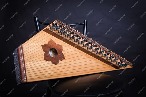 Русские народные музыкальные инструменты гусли, изолированные на черном ...