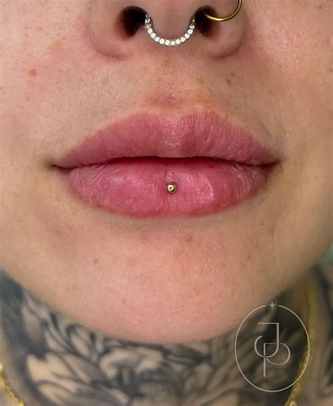 Jully piercer on Instagram: "Ashley piercing cicatrizado e agora com ...