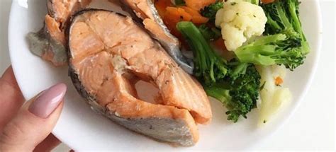 Форель на сковороде в сливках, с овощами, сыром и соусами