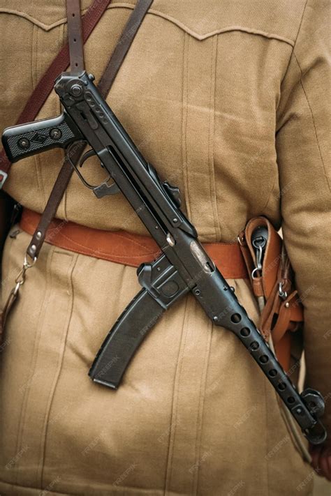 Реконструктор, одетый как русский советский пехотинец второй мировой ...
