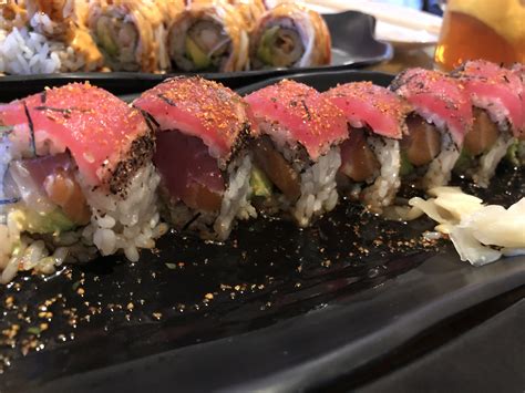 Black Pepper Tuna on top of Spicy Tuna Roll : r/sushi