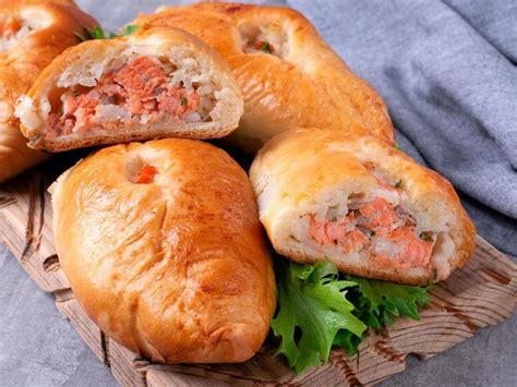 Пирожки с красной рыбой и рисом от Юлии Высоцкой: сытная выпечка ...