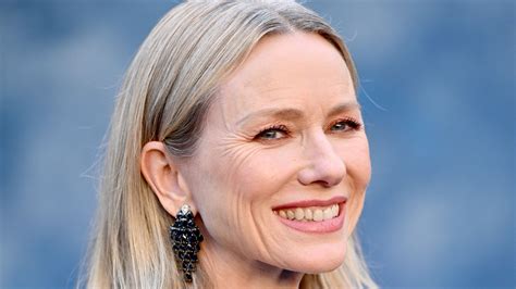 Oscar 2023: Naomi Watts con radici grigie sul biondo, la transizione ...