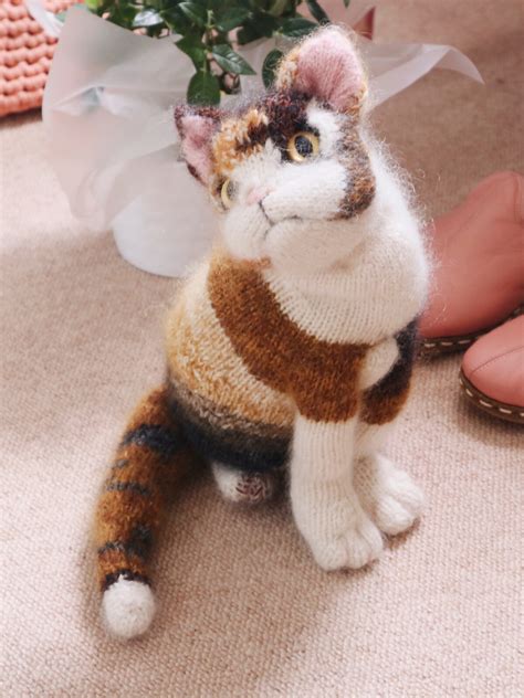 Вязаные спицами трехцветная кошка и серый котенок Grey Kitten Calico Cat