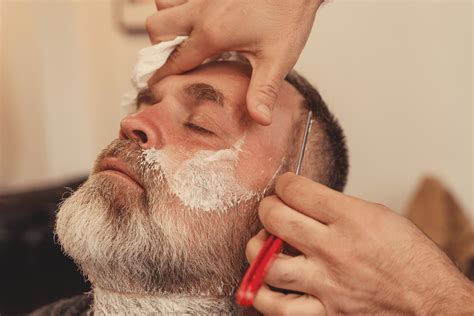 8 Ultimate Tips: How to Shave With a Straight Razor