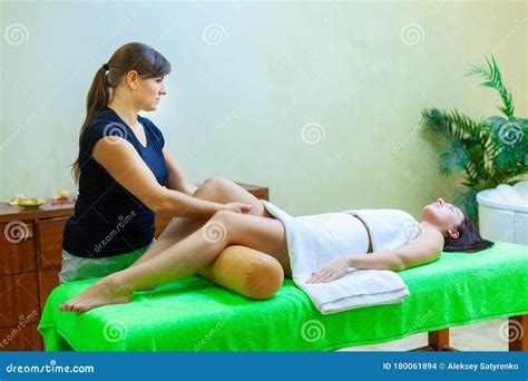 Vorderansicht Des Professionellen Massagetherapeuten Mit Massage Auf ...