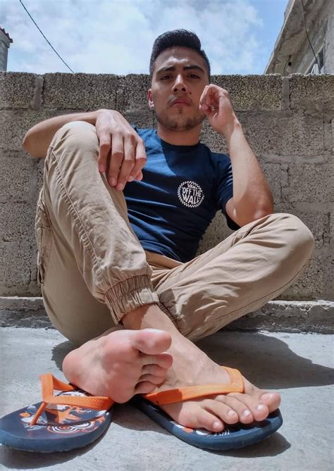 Pin de Juan H en My Saves | Hombres descalzos, Pies masculinos, Moda ...