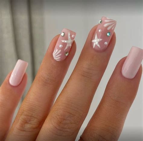 Pin by Valkenborgh Aisa on Snel bewaren in 2025 | Simple nails, Holiday ...
