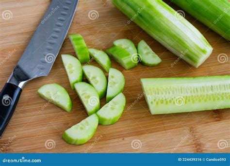 Cortando Un Pepino Inglés a La Mitad Foto de archivo - Imagen de primer ...