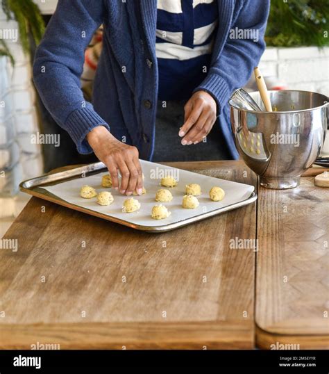 Cookie sheet arranging hi-res stock photography and images - Alamy