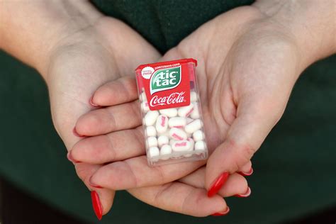 Jarkov. ucrania - 17 de mayo de 2022 una joven sostiene un paquete de ...