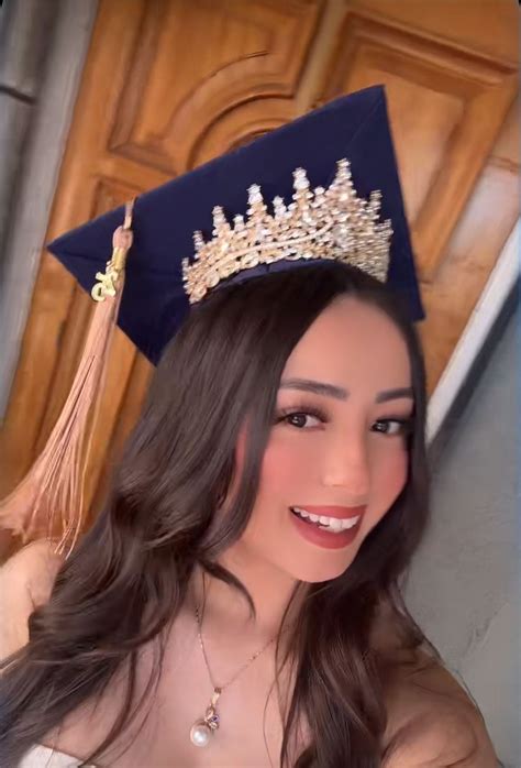 Cap Decor Ideas w/ Crown or Tiara Grad Inspo Ideas | Graduation cap ...