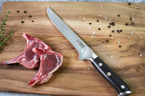 Couteau désosseur 15 cm pour parer une viande