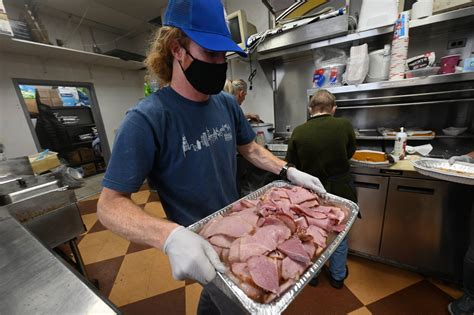Mountain View gas station hands out hundreds of free Thanksgiving meals ...