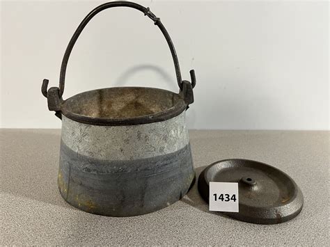 VINTAGE CAST IRON MELTING POT W/ COVER