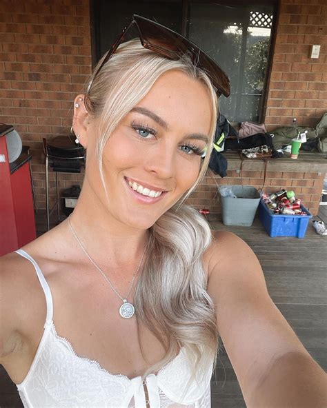 Shania Porter • @shaniaporter • Milkshake Website Builder