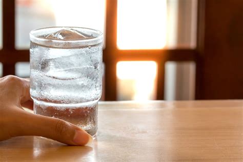Cold water: 5 reasons why we love drinking it
