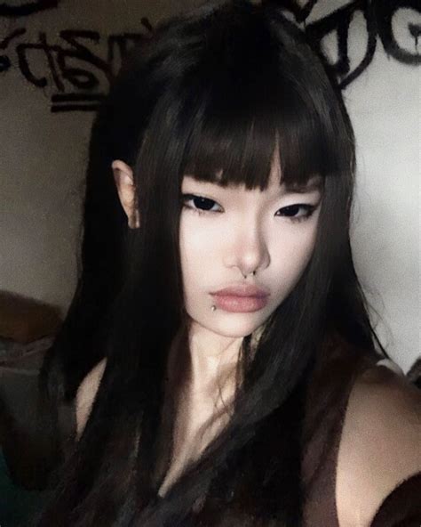 Elven Makeup, Preppy Chic Outfits, Bold Eyebrows, Short Spiky Hairstyles, Eyebrow Piercing ...