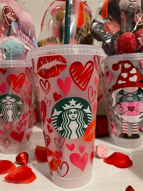 Valentines Day cold cup with hearts | Small valentines gifts, Starbucks ...