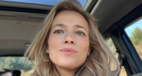 Jennifer Hoffman fotografeert zichzelf van zijkant en houdt flinke ronding vast