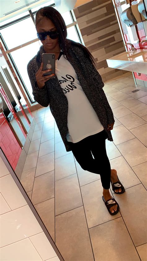 Alecia Jai Fears's feet