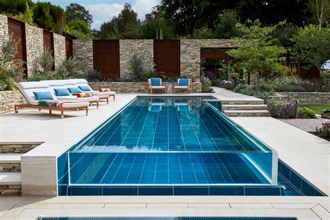 What to look for in an outdoor swimming pool design & build expert