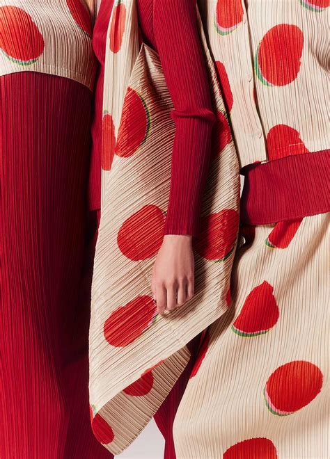 PLEATS PLEASE ISSEY MIYAKE ルック - isseymiyake.com