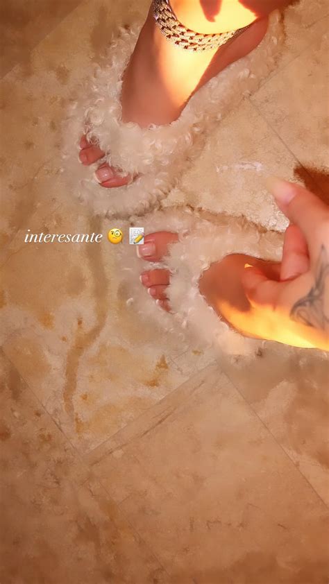 Kali Uchis's feet