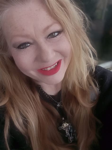 Jennifer Holly Cole | Rainy🌧🌩 day...let's just update pictures of me ...