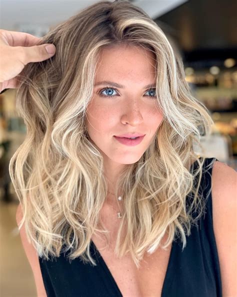 Blonde Hair | Shoulder length hair blonde, Above shoulder length hair ...