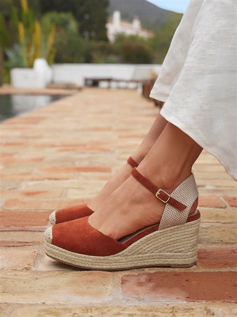 Present Rust Closed Toe Wedges - Linzi