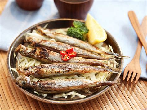 Мойва по-крымски: готовим как на море, с луком и лимонным соком