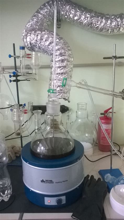 Перегонка этилового спирта в химической лаборатории. Distillation of ...