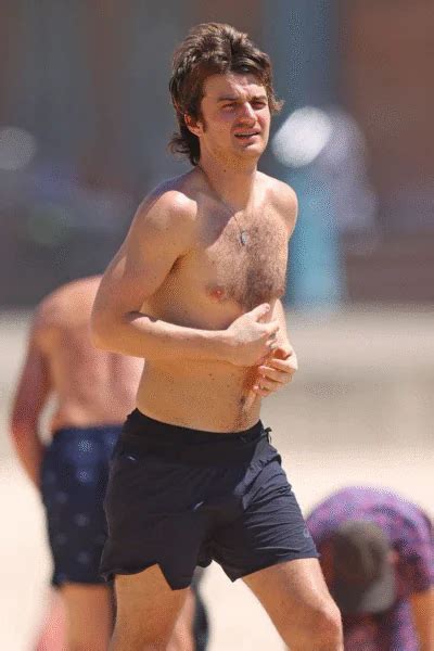 Joe Keery Height, How tall is, Biography | NeemTime: Celebrities/Height ...