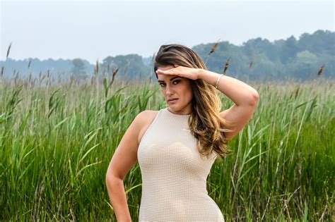 Outdoor shoot with Heidi : r/PrettyGirls