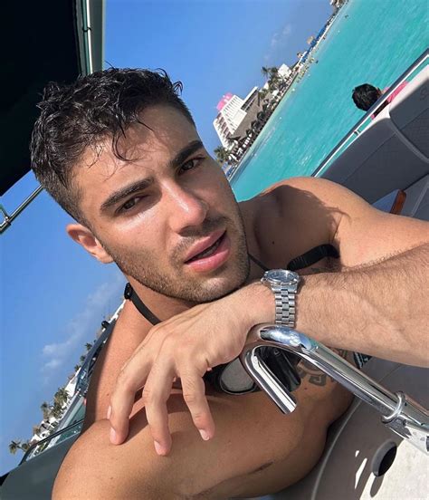 Daniel Montoya deja mojada la ducha en sexy video sin ropa - Homosensual