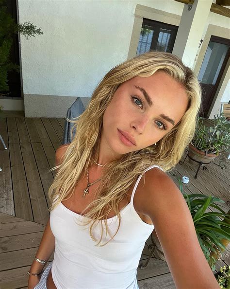 Birthday girl! 23 years old! :) : r/selfie