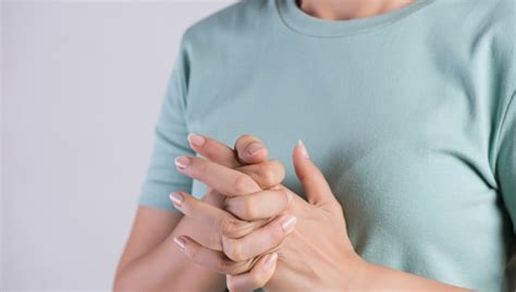 Here are 8 reasons why you should never crack your knuckles | HealthShots