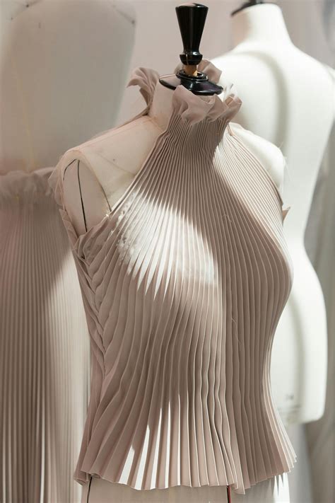 Pin by MariaVittoria on moulage | Pleats fashion, Fashion design ...
